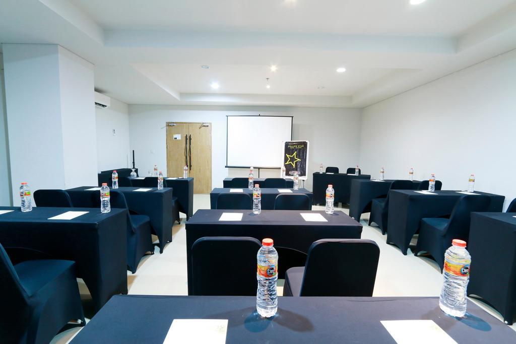 Yellow Star Gejayan Hotel Yogyakarta Kültér fotó