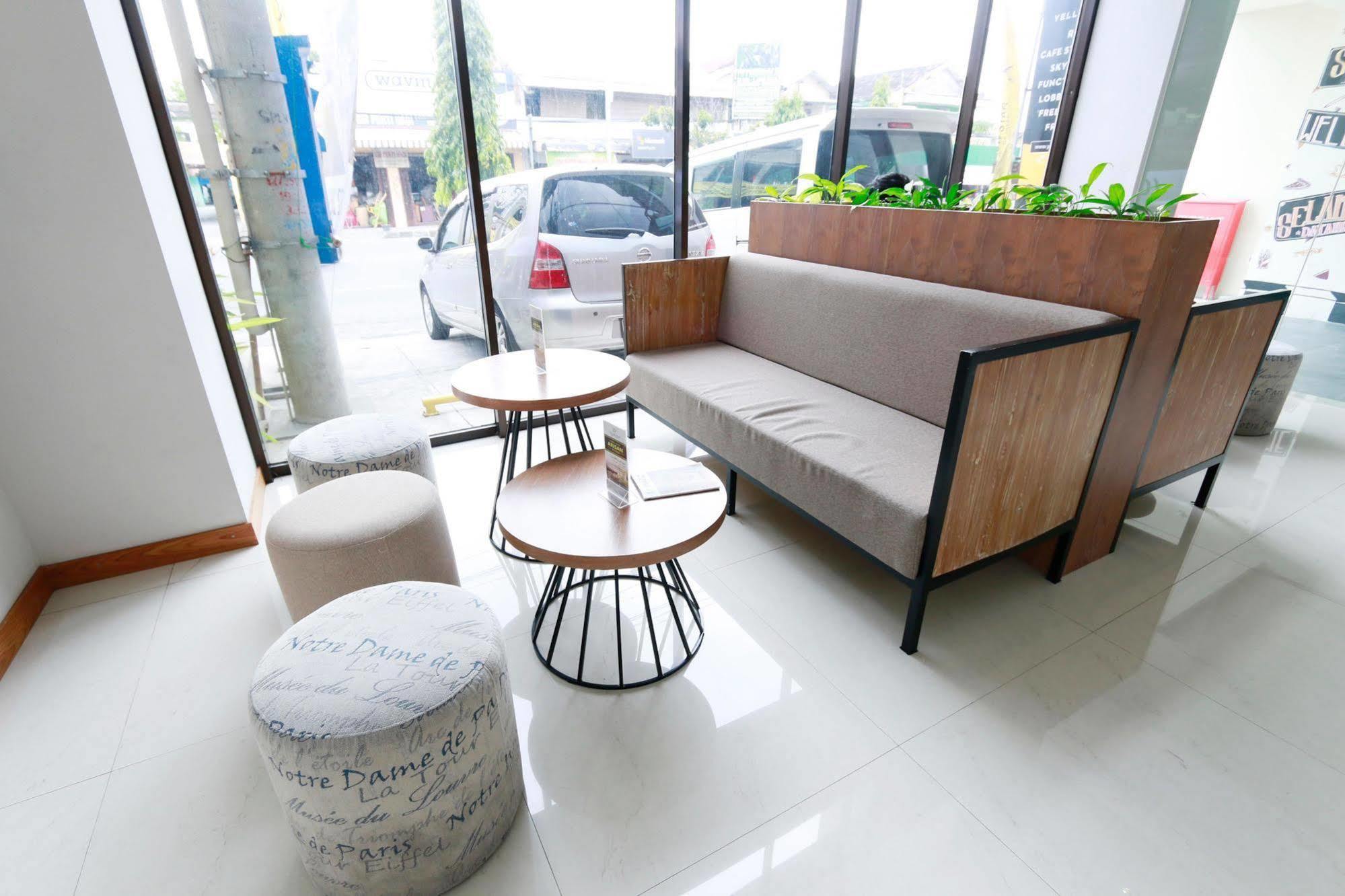 Yellow Star Gejayan Hotel Yogyakarta Kültér fotó