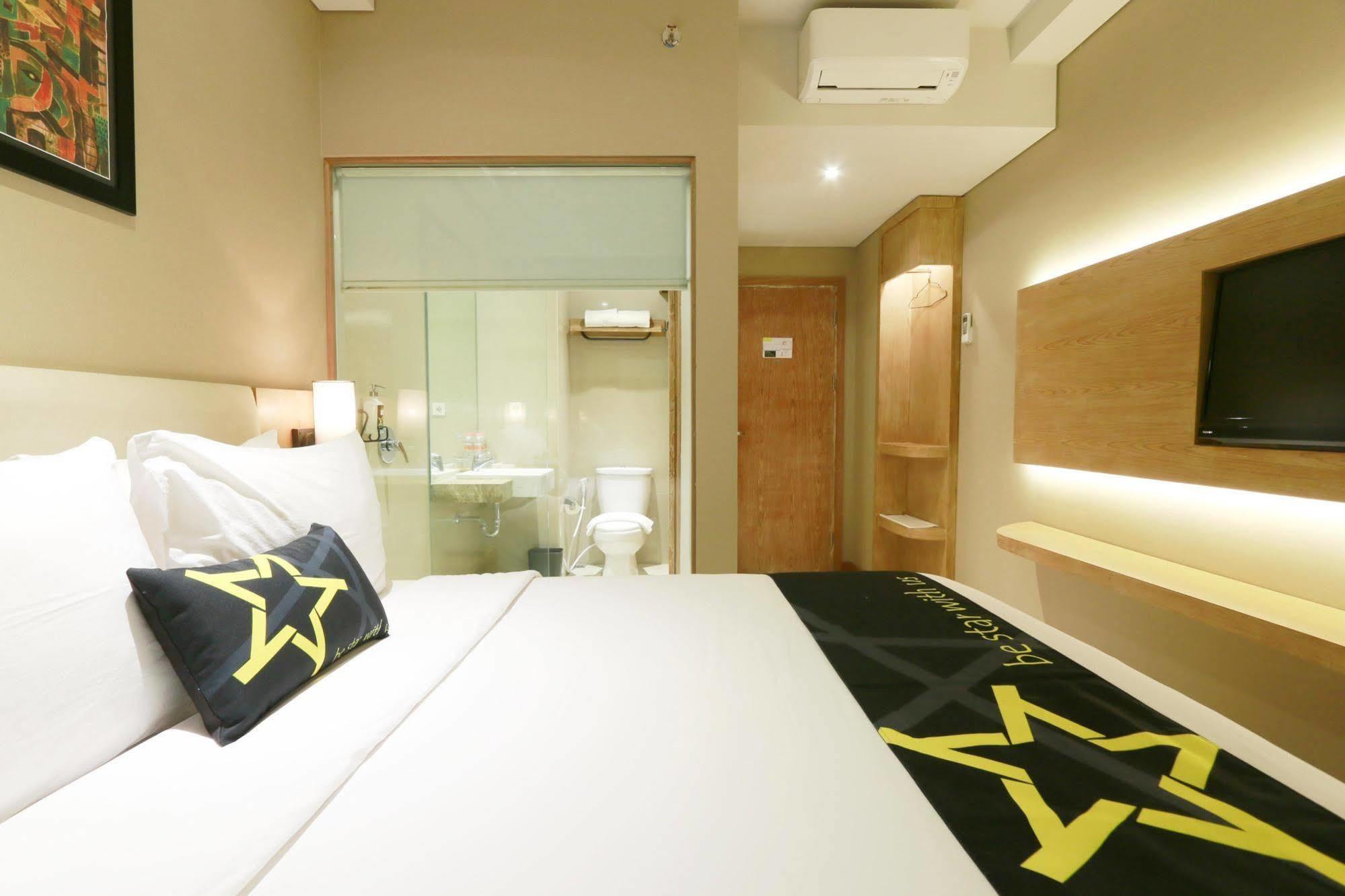 Yellow Star Gejayan Hotel Yogyakarta Kültér fotó