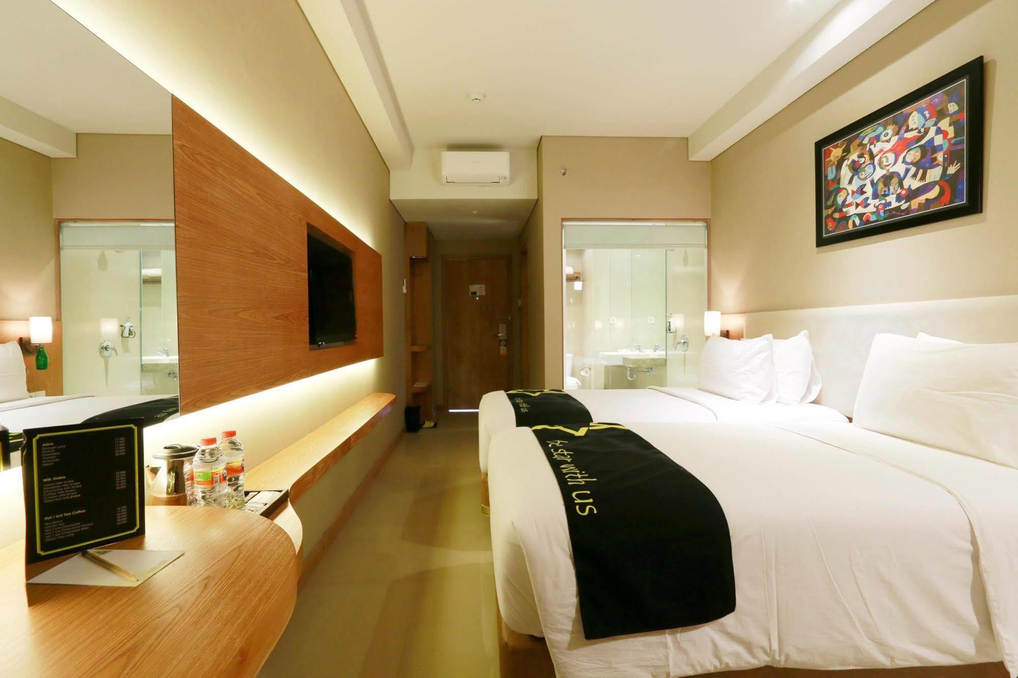 Yellow Star Gejayan Hotel Yogyakarta Kültér fotó