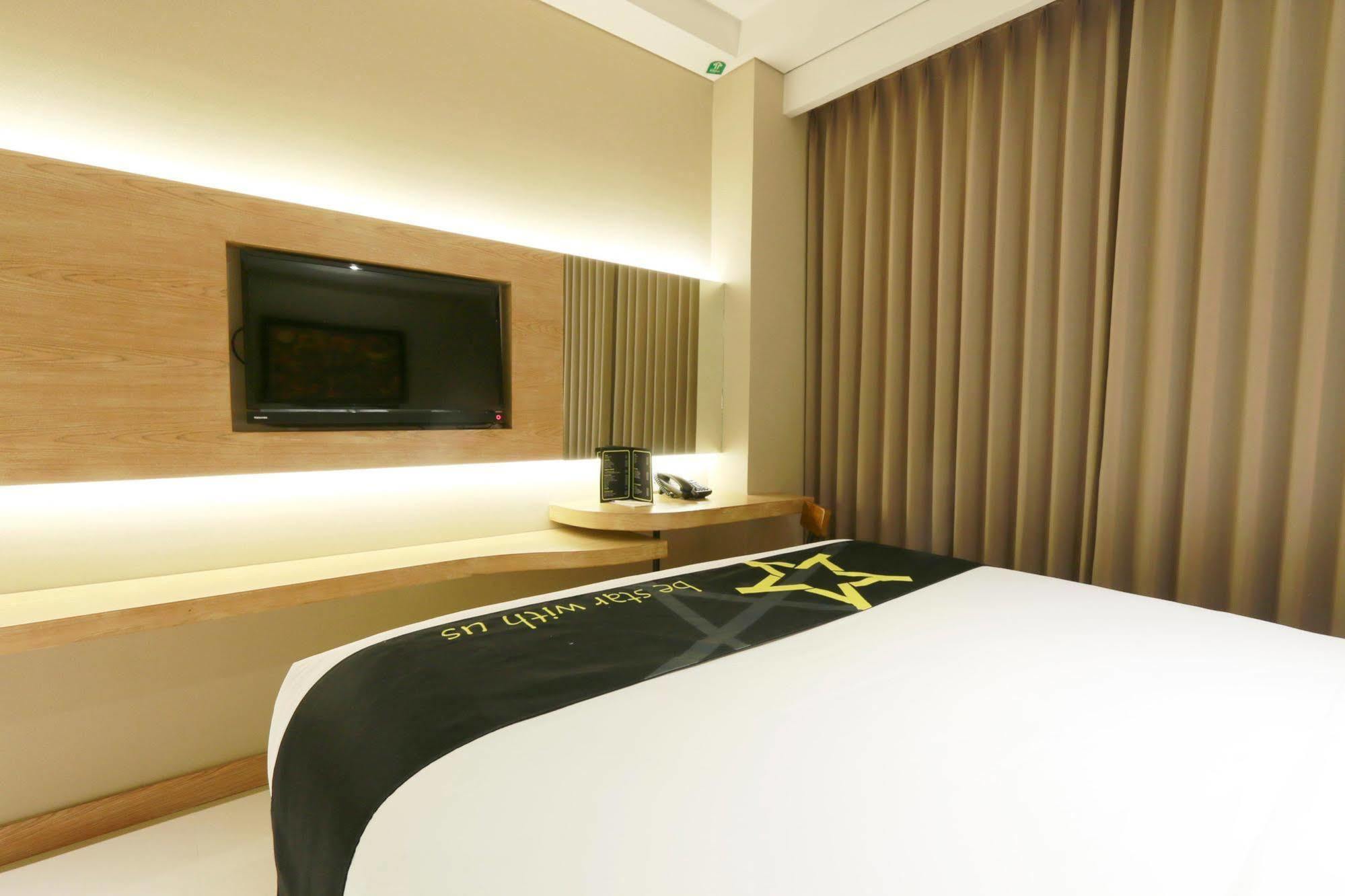 Yellow Star Gejayan Hotel Yogyakarta Kültér fotó