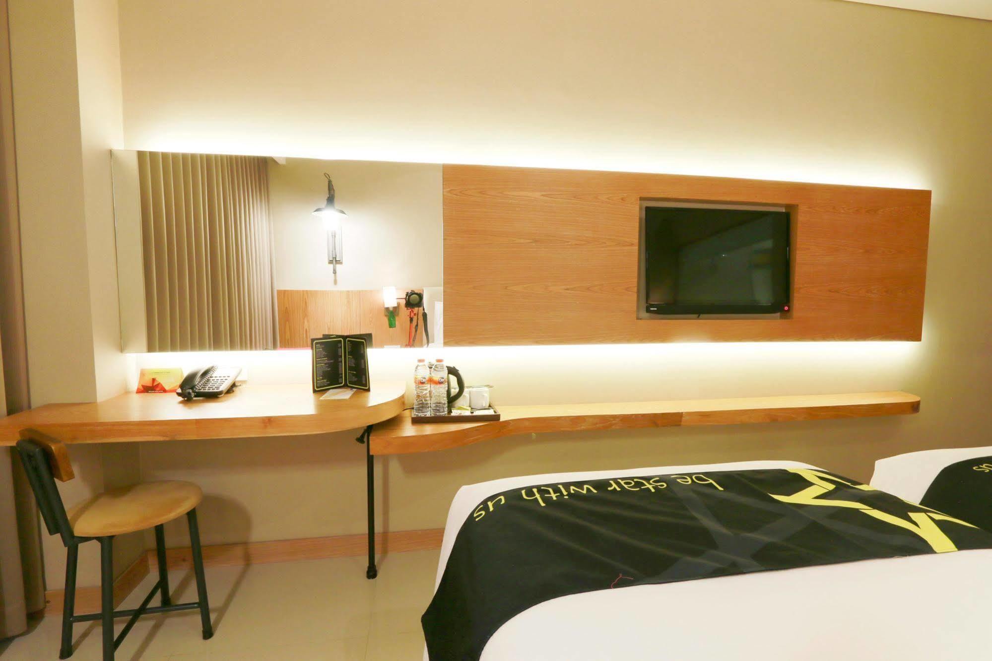 Yellow Star Gejayan Hotel Yogyakarta Kültér fotó