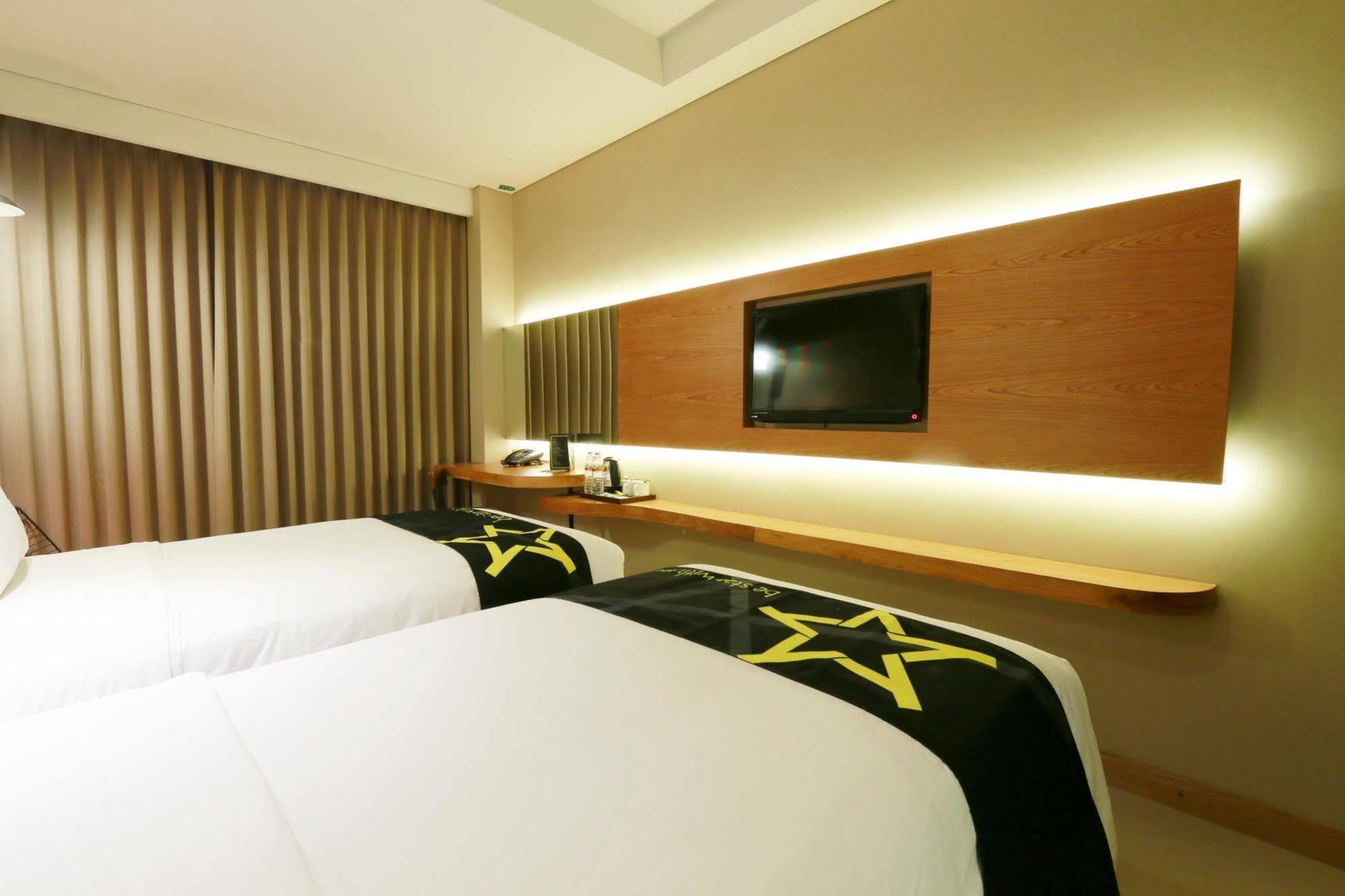 Yellow Star Gejayan Hotel Yogyakarta Kültér fotó