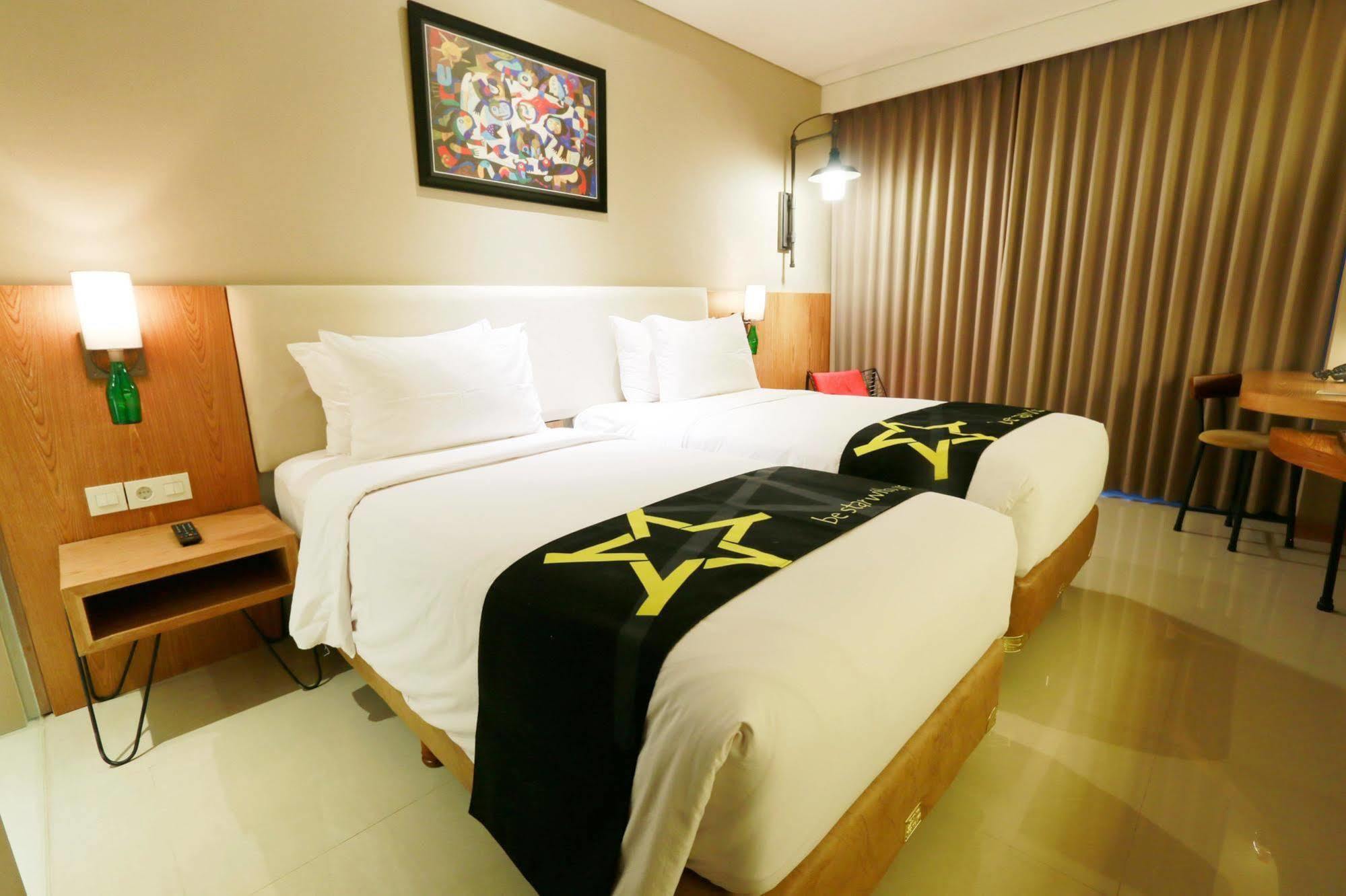 Yellow Star Gejayan Hotel Yogyakarta Kültér fotó