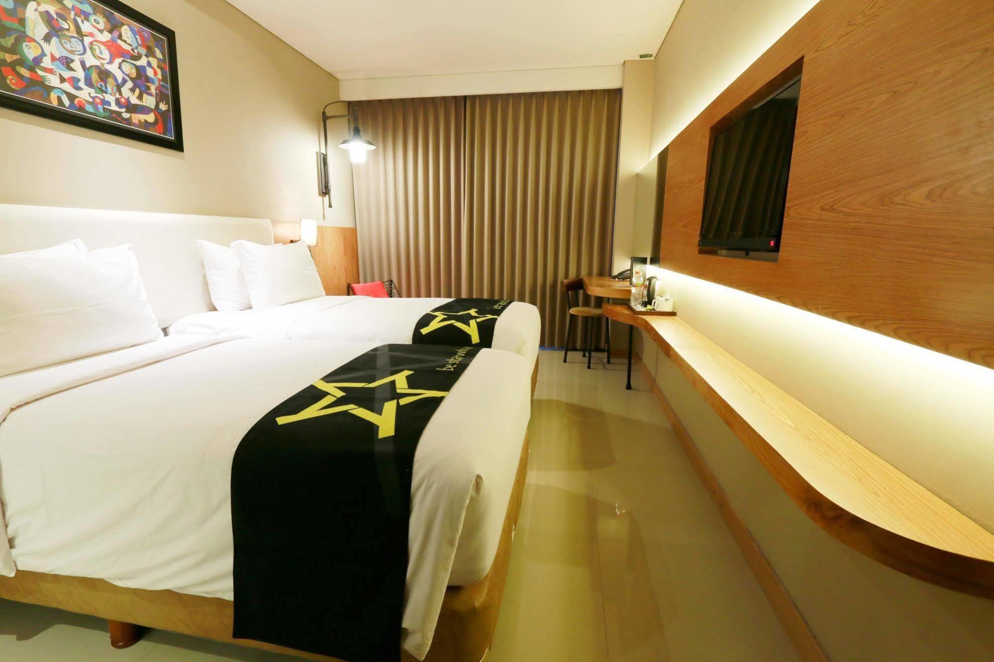 Yellow Star Gejayan Hotel Yogyakarta Kültér fotó